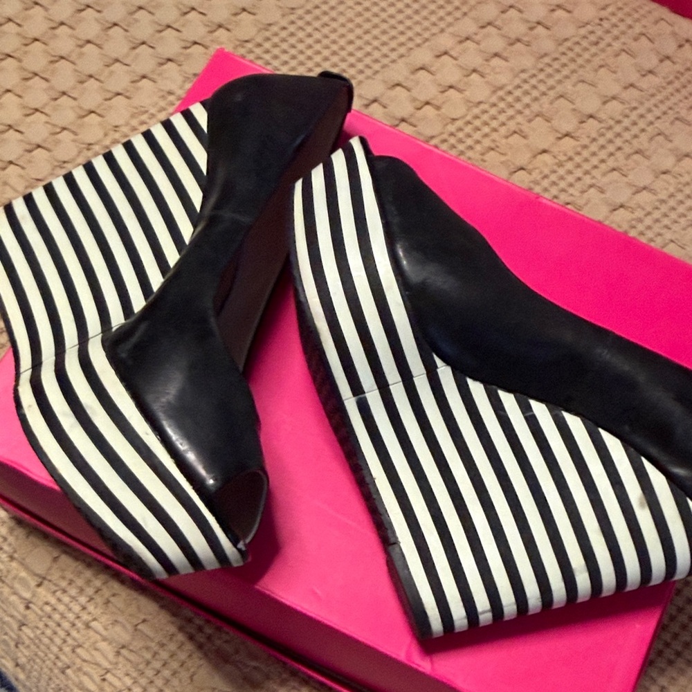 Michael Kors Black and White Striped Accent Leather Pumps (need some cleaning) - Picture 9 of 13